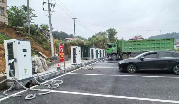 319國道江西蓮花南嶺重卡充電站320KW一體式雙